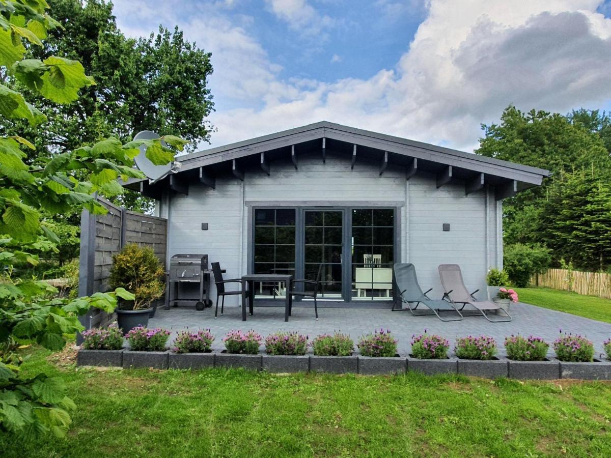 Idyllisches-Blockbohlenhaus-Mit-Eigenem-Garten-Und-Sauna-Zum-Wohlfuehlen Martensrade Buitenkant foto