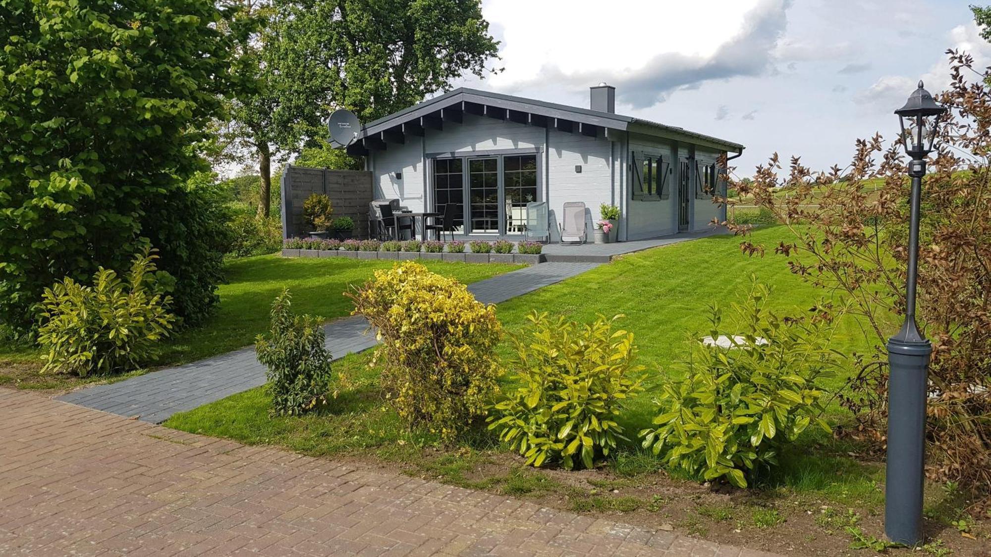Idyllisches-Blockbohlenhaus-Mit-Eigenem-Garten-Und-Sauna-Zum-Wohlfuehlen Martensrade Buitenkant foto